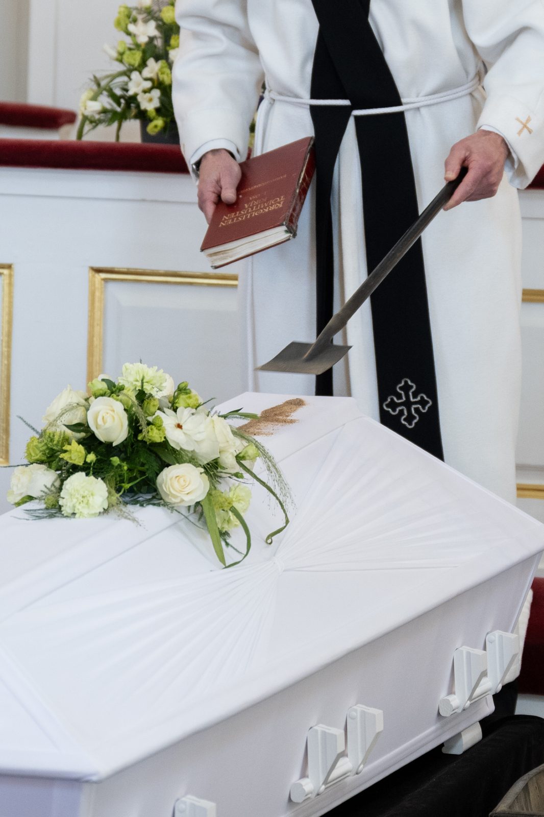 Yksityiskohta — kädet ja virsikirja